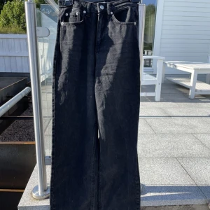 Nakd jeans grå/svarta - Nakd reborn, jeans i storlek 32, vida i benen men fin passform. 💘