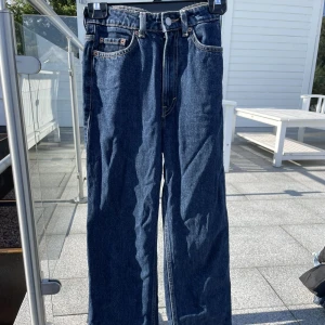 Mörkblå jeans från weekday ROWE - Använda ett par gånger, storlek 25/32. Modellen rowe från Weekday🩵