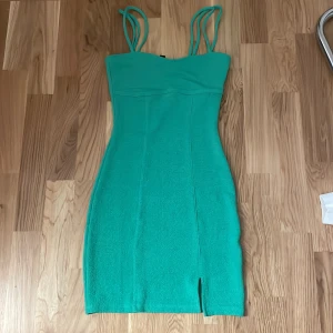 Grön h&m klänning💚 - Inte alls ansvänd jätte fin men lite för liten för mig😊
