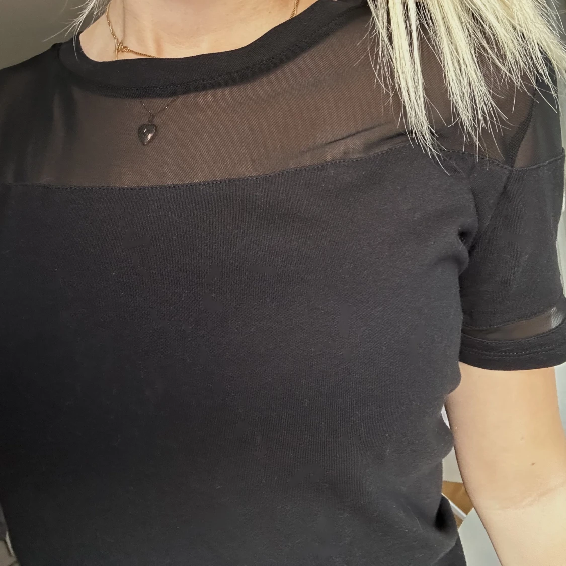 Klänning med meshdetaljer - 90