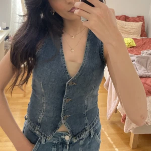 Jeans väst - Jeansväst från zara använd endast en gång! Som ny!