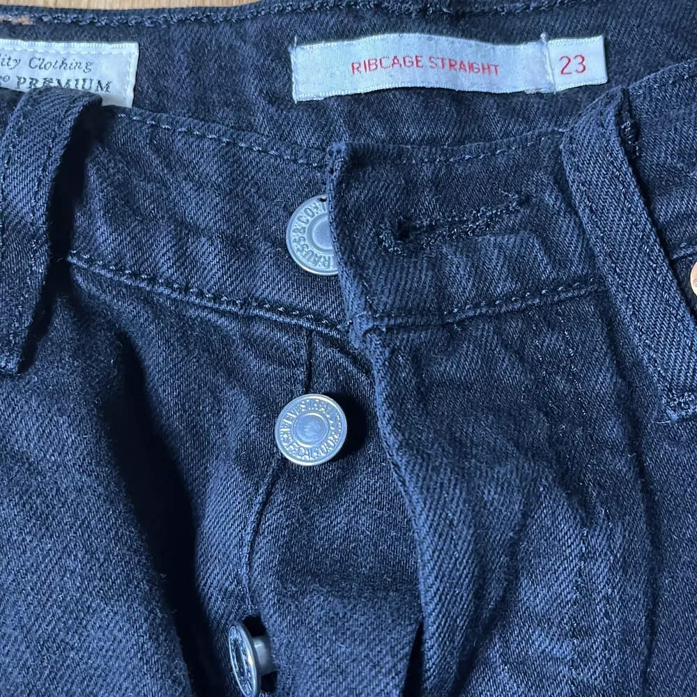 Levi’s jeans i modellen Ribcage straight. Säljs då de är urväxta. Använda men i fint skick. Storlek: W24 L29 Midjemått: 62 cm Innerbenslängd: 73 cm. Jeans & Byxor.