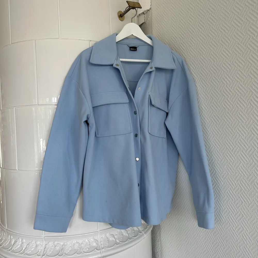 Jättefin skjort-jacka från Gina, endast använd 2-3 gånger. Mjukt material och perfekt som en jacka nu på sommaren/hösten 🩵. Jackor.