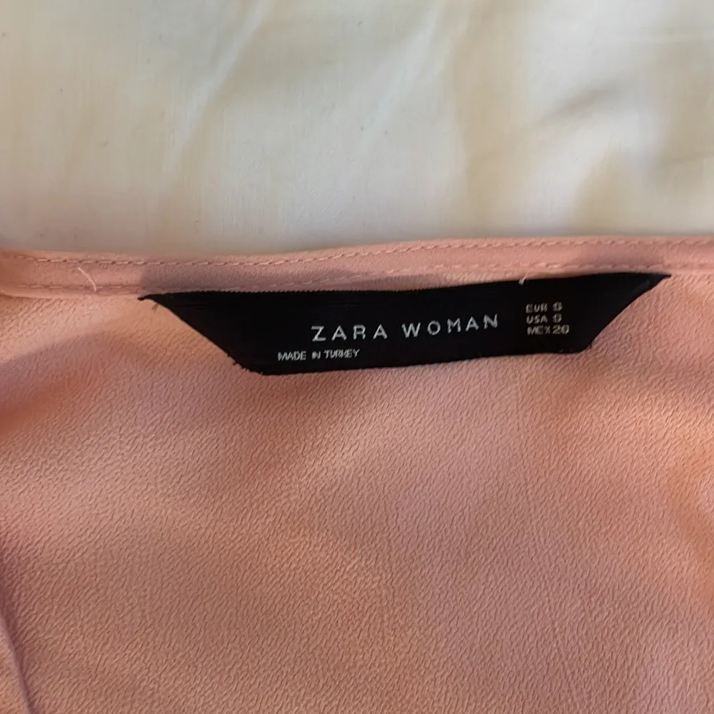 Rosa zara klänning 💓 köpt för 399kr. Klänningar.