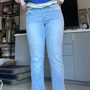 blåa jeans i storlek 30/30