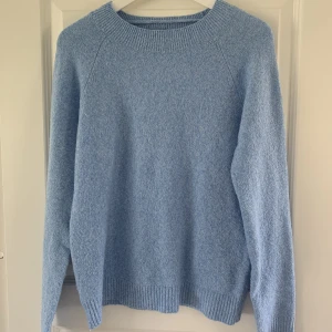 Ljusblå stickad tröja  - Säljer min ljusblåa stickade tröja från Vero moda pga inte använda längre. Använts fåtal gånger och är i fint skick✨  Färgen heter: Little boy blue  100kr + frakt💓