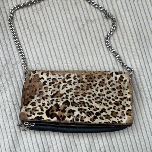 Zadig & Voltaire Rock Väska - Jättefin väska från Zadig i använt skick, men har mycket mer att ge. Kommer med lång och kort kedja 🪩