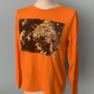 Orange tröja från Junkyard med tryck fram, strlk S.