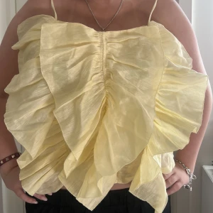 gul topp  - sååå fin och unik gul topp med volanger!!!!! aldrig använd💛