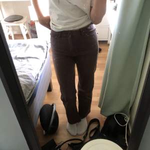 Bruna jeans från lindex i storlek 158, (12-13år). För korta för mig som är ca 165cm så jag säljer dom. 