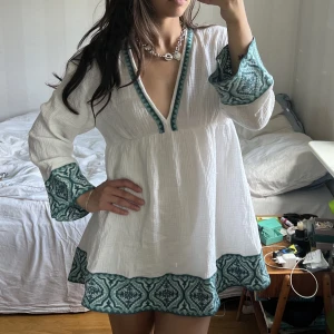 Zara klänning - Zara klänning i storlek M, superfin och använd fåtal gånger 💚