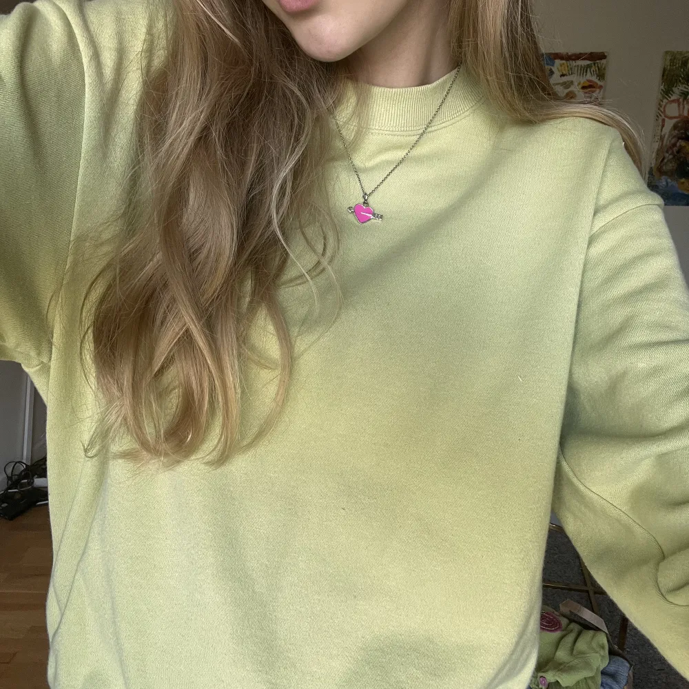 fin grön sweater💕💕säljer pga kommer ej till användning! hör av dig om frågor!!!. Hoodies.