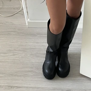 Knähöga boots - Säljer dessa sjukt snygga knähöga boots, dem är använda en gång så nyskick. Dem är otroligt sköna o perfekta till vilken outfit som helst! Hör av er vid fler bilder eller frågor!💕 Frakten tillkommer 🫶🏻🥰