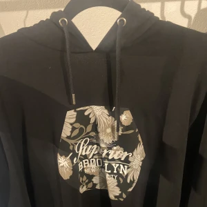 Svart Hoodie  - En svart hoodie märke produkt ny och inte använd står storlek xxl men skulle säga att den är mer än xl 