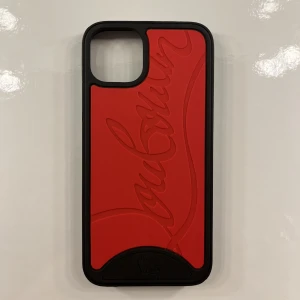 Christian Louboutin  - Telefonskal till Iphone13. Tillverkad av högkvalitativt gummi, har den ikoniska SNEAKERS-designen.
