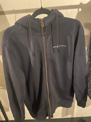 Sail racing zip hoodie  - Sail racing zip hoodie navy blå använd sparsamt inga tecken på skador och inga missfärgningar bra passform i storlek xl 