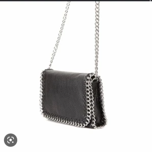 Svart tiamo väska - Säljer svart tiamo väska eftersom jag inte får användning för den. Köpt för 500 kronor, använd max 5 gånger. Skriv privat för fler bilder. Pris kan diskuteras 