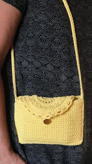 Virkad söt väska  - Handvirkad läcker och unik handväska. Helt ny och flera kan göras på beställning i de flesta färger. Guldfärgad knapp på denna väskan. Måtten är 20x13 cm. Den rymmer min mobil och något mer typ en plånbok glasögon eller annat.  Axelremmen är ca 80 cm. 