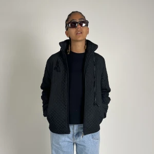 Jacka - Jacka i storlek L, men mer åt S-M hållet. Svart/ mörkblå.