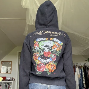Ed Hardy hoodie - asball äkta ed Hardy hoodie⭐️tryck på både framsidan och baksidan⭐️bra skick⭐️skriv för fler bilder