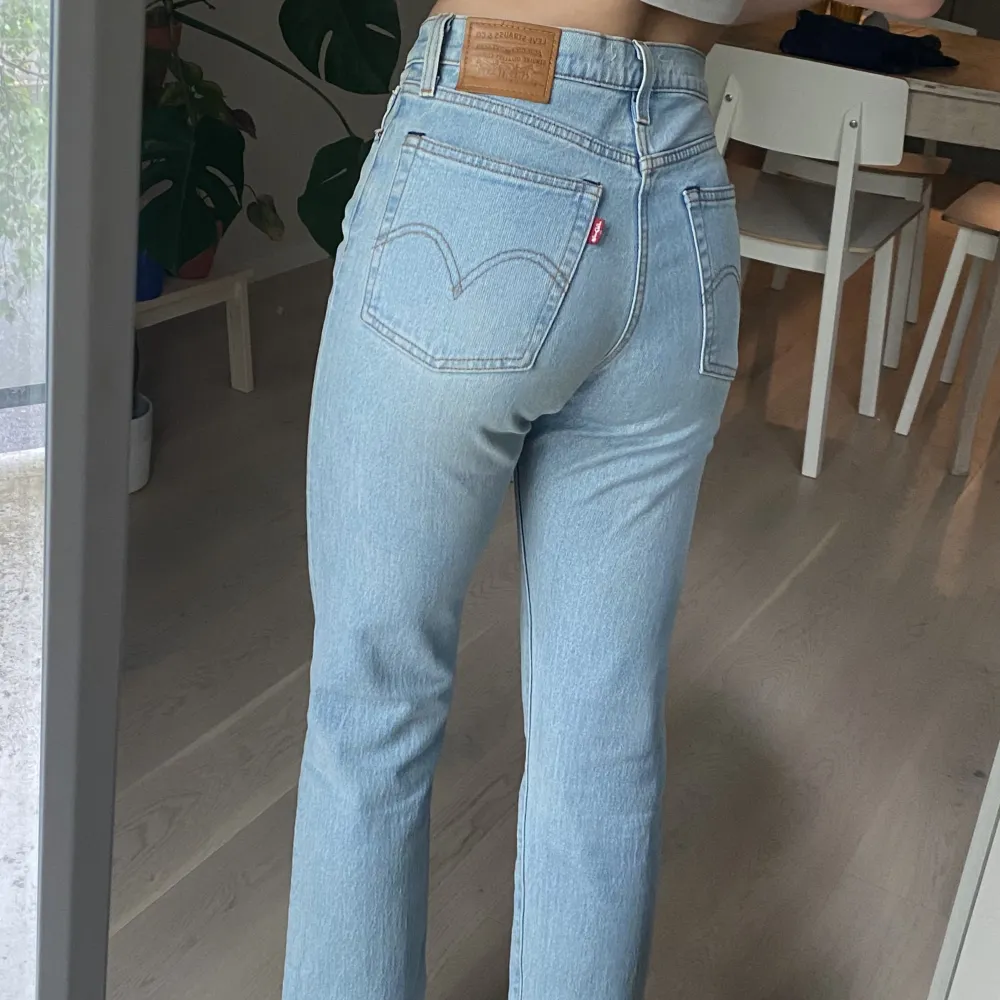 Ljusblåa jeans från Levis i modellen wedgie straight. Storlek 24. Väldigt sparsamt använda så i fint skick!. Jeans & Byxor.