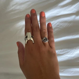 Maria Nilsdotter ring  - Säljer denna balla ring från Maria Nilsdotter, jätte bra skick !   Skriv för fler frågor eller funderingar 💓🤩kan diskutera pris 