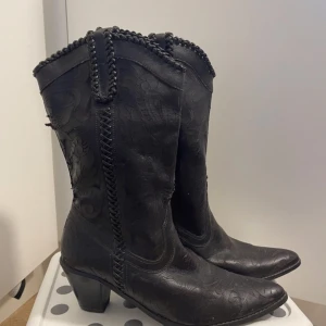 Mörk Bruna Boots - Säljer min mammas gamla boots! Dom är mörk bruna, har lite defekter! 🤎