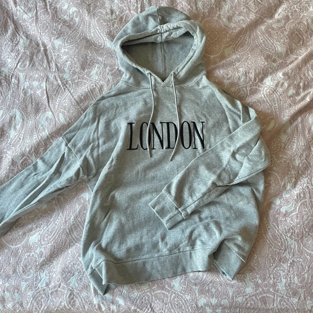 Grå hoodie med texten ”London”. . Tröjor & Koftor.