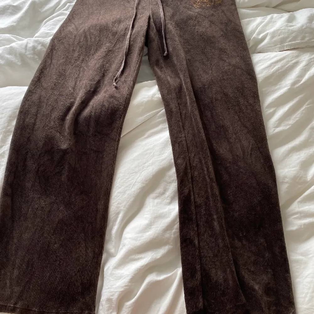 Bruna fina lågmidjade juicy byxor utan defekter, säljes då de va aningen för korta för mig. Jeans & Byxor.