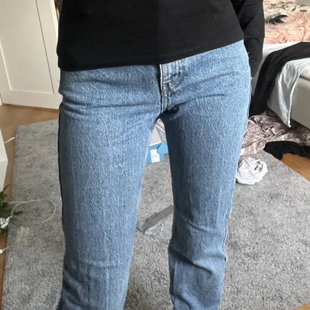 Superfina zara jeans, straight modell💕Gissar på 350 nypris, använd gärna köp nu!!💕. Jeans & Byxor.