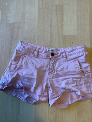 Shorts  - Superfina rosa shorts i storleken 146, men passar även några storlekar större 💗