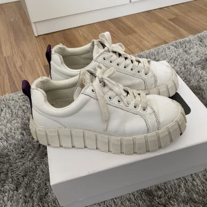 Vita eytys  - Säljer dessa fina eytys i stolek 39🥰de är bra men använt skick (som ni kan ser på bilderna)✨lådan finns. Nypris är 2000kr. Priset kan diskuteras💕 tryck inte på KÖP DIREKT, utan skriv privat om du är intresserad☺️