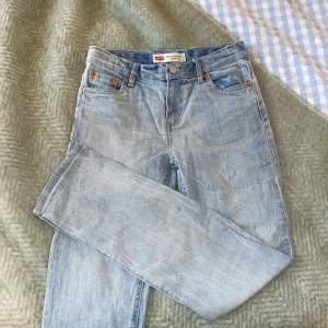 Knappt använda Levi’s jeans i modell 502. Storleken är 14a vilket jag skulle säga är ungefär W26 L32 (stl 164 barn). 