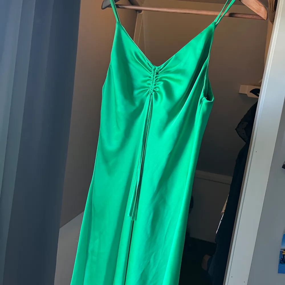 Två stycken likadana klänningar en grön och en vit. Båda är från bikbok i strl L, den vita är aldrig använd och den gröna är använd en gång. 150kr/st eller båda för 250kr. Klänningar.