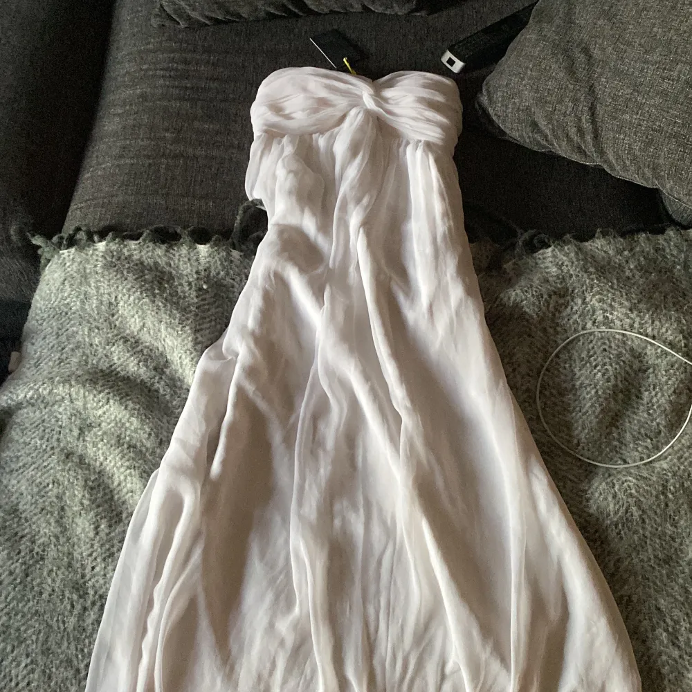 140-150cm (hela klänningen) lång klänning som ser lite ut som en bröllopsklänning. Aldrig använd, säljer för den är för lång för mig (är 158cm). Klänningar.