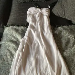 140-150cm (hela klänningen) lång klänning som ser lite ut som en bröllopsklänning. Aldrig använd, säljer för den är för lång för mig (är 158cm)