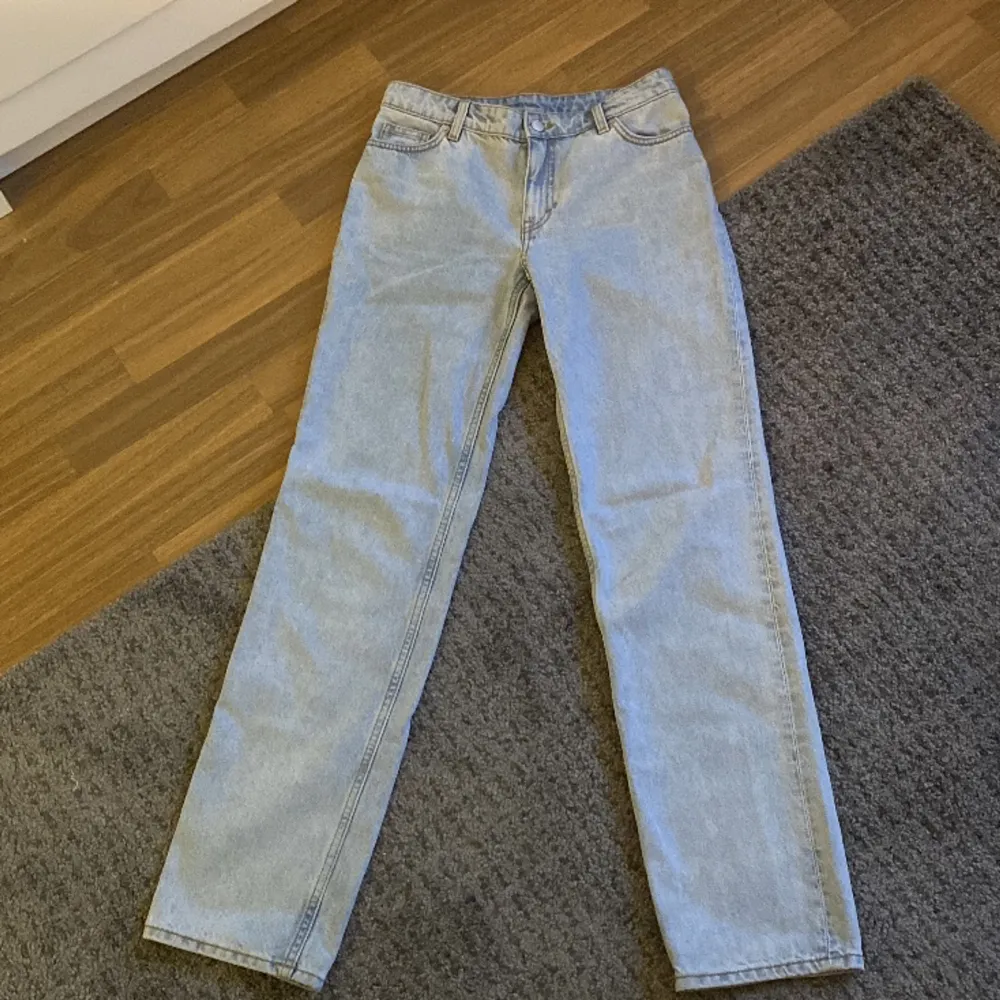Säljer dessa blåa jeansen från Monki då de är lite småa på mig. Dom är i storlek 26 och är använda ett fåtal gånger.  Orginalpris 400  kr (köparen står för frakt). Jeans & Byxor.