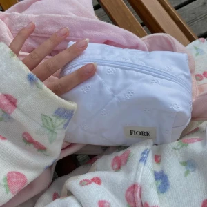 Handsydda necessärer - Säljer denna handsydda necessär och massor annat på Instagram @se.fiore! Allt är sytt av 100% återvunna tyger 💛