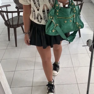 Skinnkjol  - ⚠️inte mina bilder! Skinnkjol från Gina Tricot, passade inte mig då den va väldigt stor i storleken!