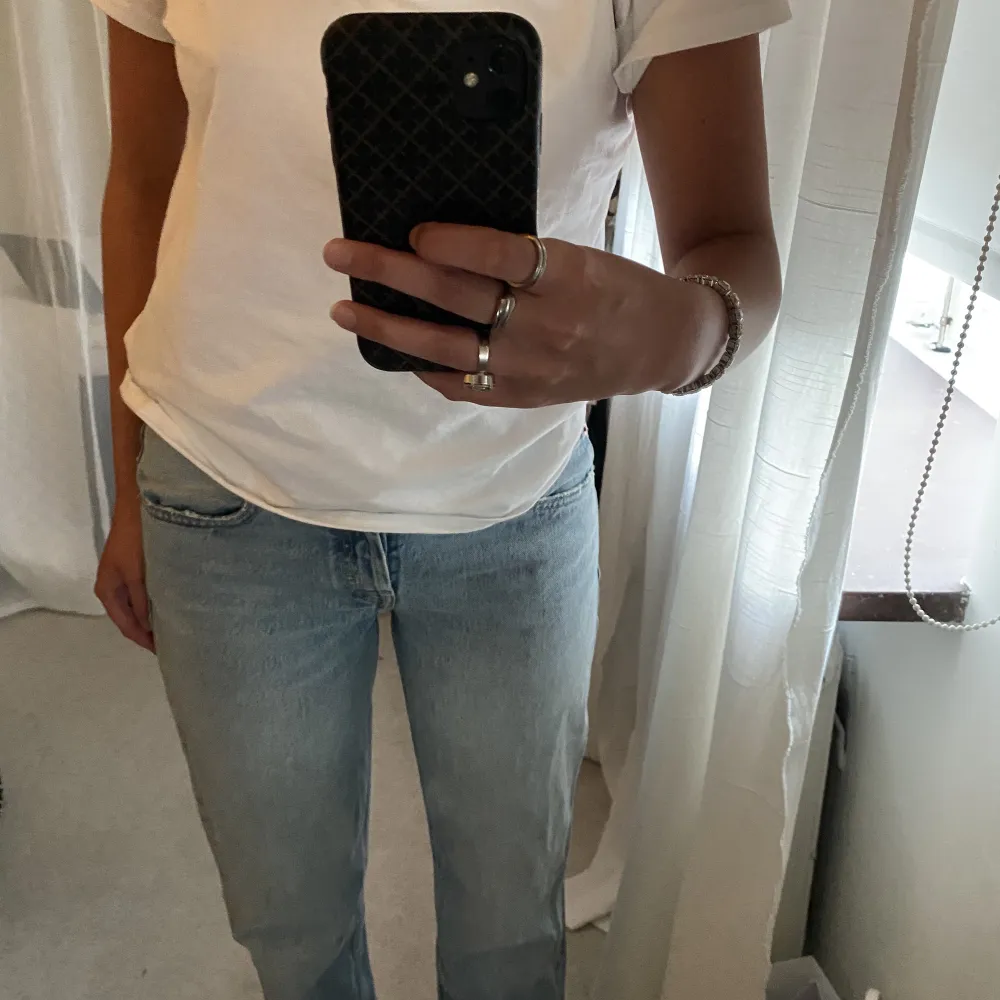Jättesnygga lågmidjade zara jeans i storlek 38 🤍 de sitter som 36/38 och är i toppenskick, helt nya! Säljer då pga storleken. Köpte för 499 kr❣️. Jeans & Byxor.