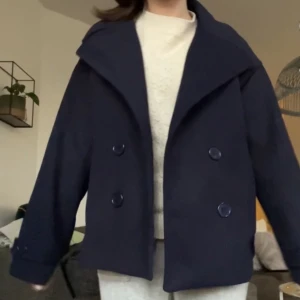 design by si kappa - Säljer min fina kappa från design by si som är använd få gånger, stl xs/s 