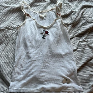 Odd Molly linne - Superfint odd molly linne som har lite stickat material fast ändå inte. Jättebra skick, säljer pga för litet💞 Vid snabb affär kan pris diskuteras!!