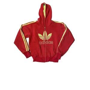 Adidas zip hoodie  - Hej! Jag Seljer nu min adiddas zip hoodie. Den är i bra skick! Skriv för mer information .köp genom köp nu!