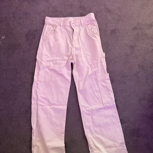 Cargo jeans  - Beiga cargo jeans bara är använd en gång! Fickor fram, på benen och bak. 