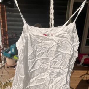 Linne - Fint linne från iniska som inte passar mig vid bröstkorgen, lite använd men inte så mycjet