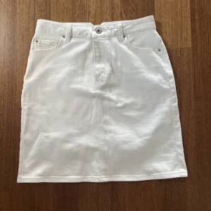 Vit jeanskjol - Säljer denna då jag inte använder den. 