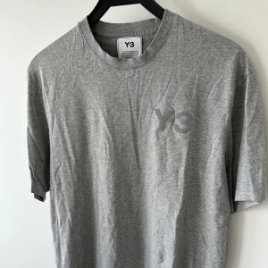 Y3 t-shirt - Y3 t-shirt i super skick  Ordinarie pris: 599kr