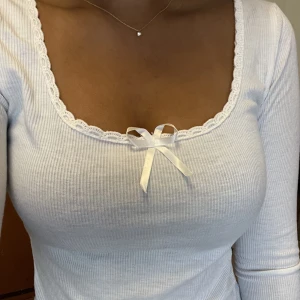 Vit långärmad med spets  - Jättesöt vit långärmad topp med spets och rosett. Köpte från Shein förra året och använts 4-5 gången men är i god skick!