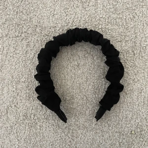 Diadem - Säljer detta super snygga diadem som är i bra skick. TRYCK INTE PÅ KÖPT NU