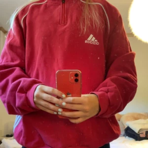 Adidas tröja - En vintage adidas tröja i en röd färg, sitter lite oversized typ storlek M, 150+frakt